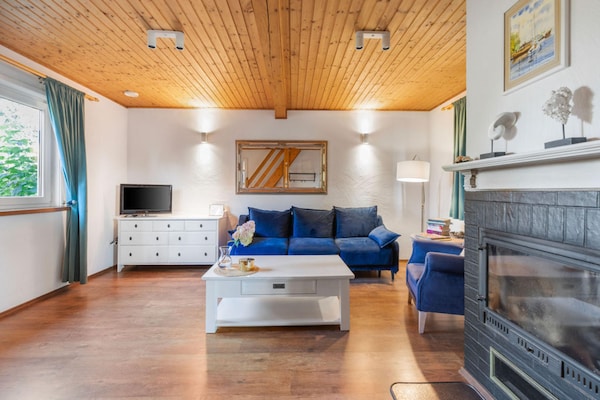 Foto van Comfortabel vakantiehuis met open haard en terras - Vakantiehuis in Bobolin - LivingRoom