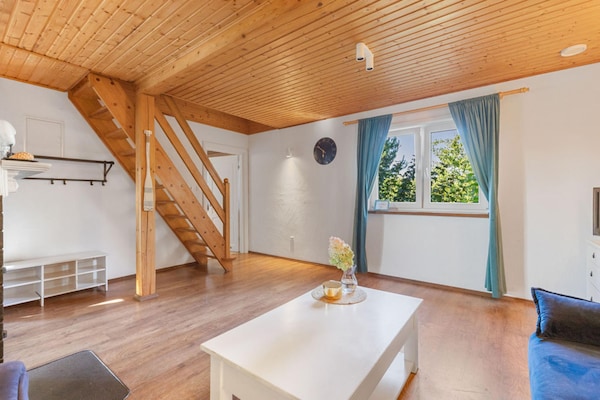 Foto van Comfortabel vakantiehuis met open haard en terras - Vakantiehuis in Bobolin - LivingRoom