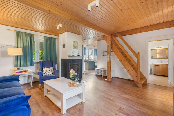 Foto van Comfortabel vakantiehuis met open haard en terras - Vakantiehuis in Bobolin - LivingRoom