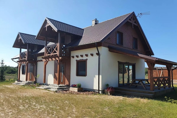 Foto van Comfortabel vakantiehuis met terras en tuin. - Vakantiehuis in Wdzydze Tucholskie - ExteriorSummer