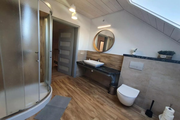 Foto van Comfortabel vakantiehuis met terras en tuin. - Vakantiehuis in Wdzydze Tucholskie - BathRoom