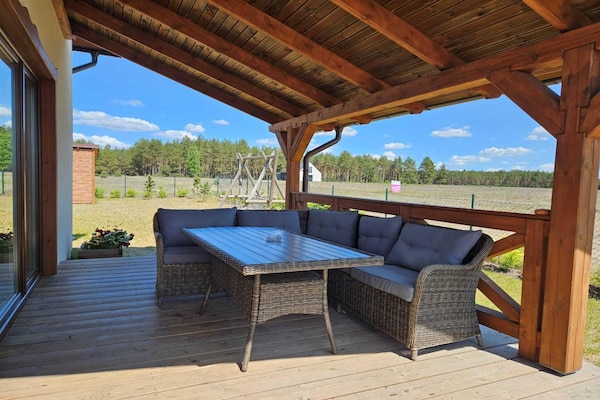 Foto van Comfortabel vakantiehuis met terras en tuin. - Vakantiehuis in Wdzydze Tucholskie - TerraceBalcony