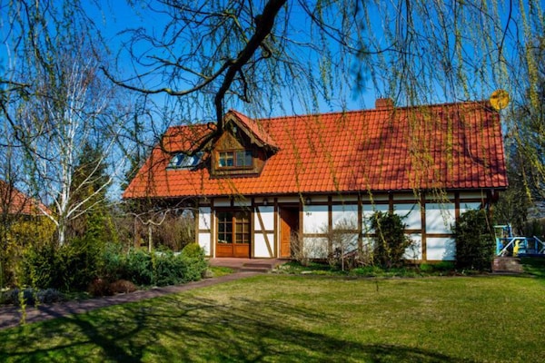 Foto van Comfortabele vakantievilla met terras en tuin. - Vakantiehuis in Karwienskie Bloto Drugie - ExteriorSummer