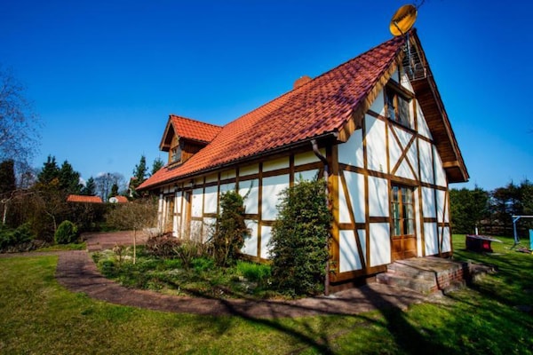 Foto van Comfortabele vakantievilla met terras en tuin. - Vakantiehuis in Karwienskie Bloto Drugie - ExteriorSummer