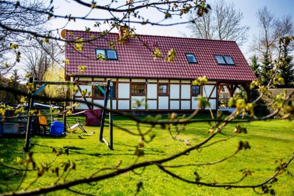 Foto van Comfortabele vakantievilla met terras en tuin. - Vakantiehuis in Karwienskie Bloto Drugie - ExteriorSummer