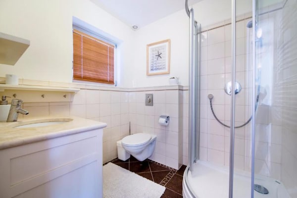 Foto van Comfortabele vakantievilla met terras en tuin. - Vakantiehuis in Karwienskie Bloto Drugie - BathRoom
