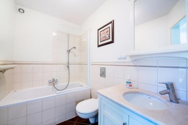 Foto van Comfortabele vakantievilla met terras en tuin. - Vakantiehuis in Karwienskie Bloto Drugie - BathRoom