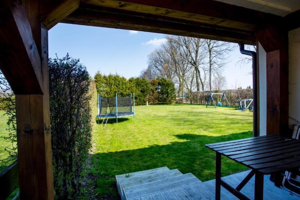 Foto van Comfortabele vakantievilla met terras en tuin. - Vakantiehuis in Karwienskie Bloto Drugie - GardenSummer