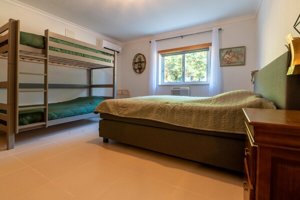 Foto van Comfortabele woning met grote tuin en zwembad - Vakantiehuis in Folques - BedRoom