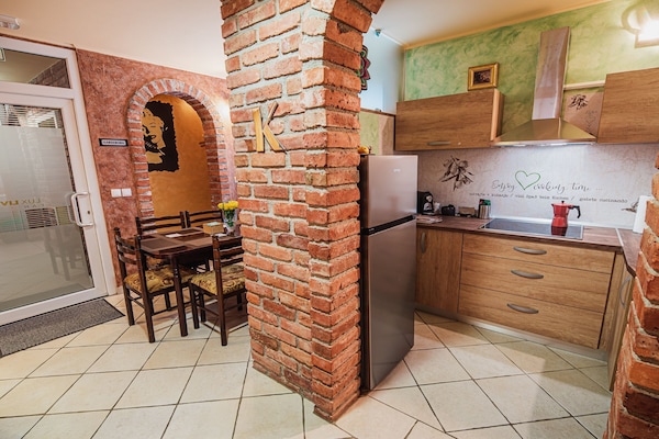 Foto van Elegant and Stylish Retreat Apartments with Terrace - Two Bedroom Apartment with Terrace - Kitchen