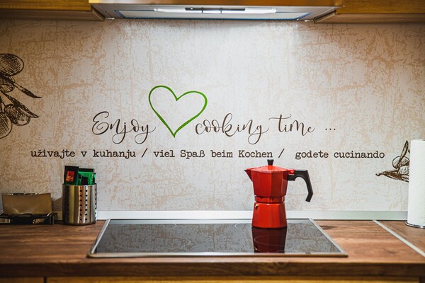 Foto van Elegant and Stylish Retreat Apartments with Terrace - Two Bedroom Apartment with Terrace - Kitchen
