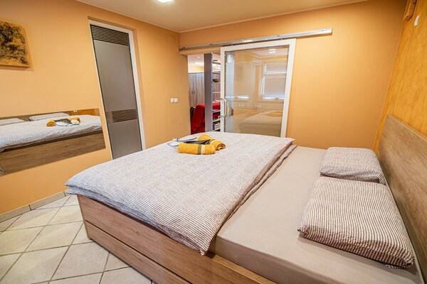 Foto van Elegant and Stylish Retreat Apartments with Terrace - Two Bedroom Apartment with Terrace - BedRoom
