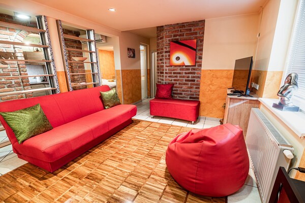 Foto van Elegant and Stylish Retreat Apartments with Terrace - Two Bedroom Apartment with Terrace - LivingRoom