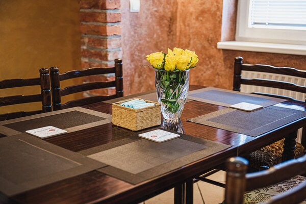 Foto van Elegant and Stylish Retreat Apartments with Terrace - Two Bedroom Apartment with Terrace - DiningRoom