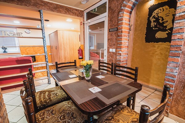 Foto van Elegant and Stylish Retreat Apartments with Terrace - Two Bedroom Apartment with Terrace - DiningRoom