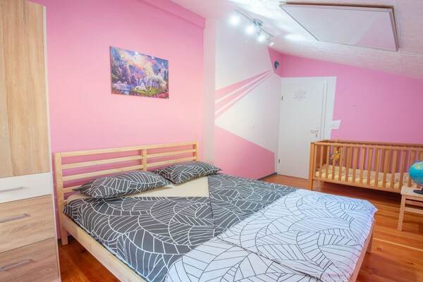 Foto van Family-Friendly Serene Retreat Holiday Home - Four Bedroom Holiday Home with Terrace - BedRoom