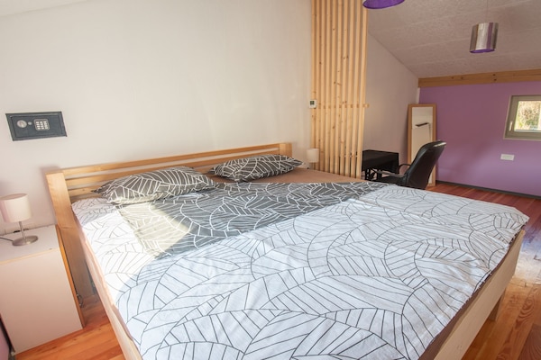 Foto van Family-Friendly Serene Retreat Holiday Home - Four Bedroom Holiday Home with Terrace - BedRoom