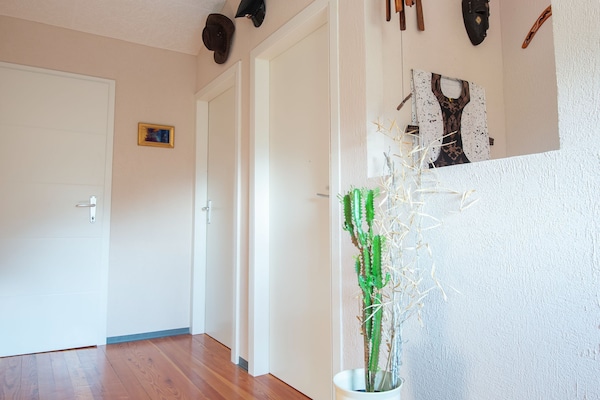 Foto van Family-Friendly Serene Retreat Holiday Home - Four Bedroom Holiday Home with Terrace - Indoor