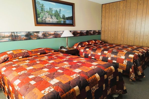 Foto van 2 Volle Bedden Met 1 Twin Bed - Vakantiehuis in International Falls - BedRoom